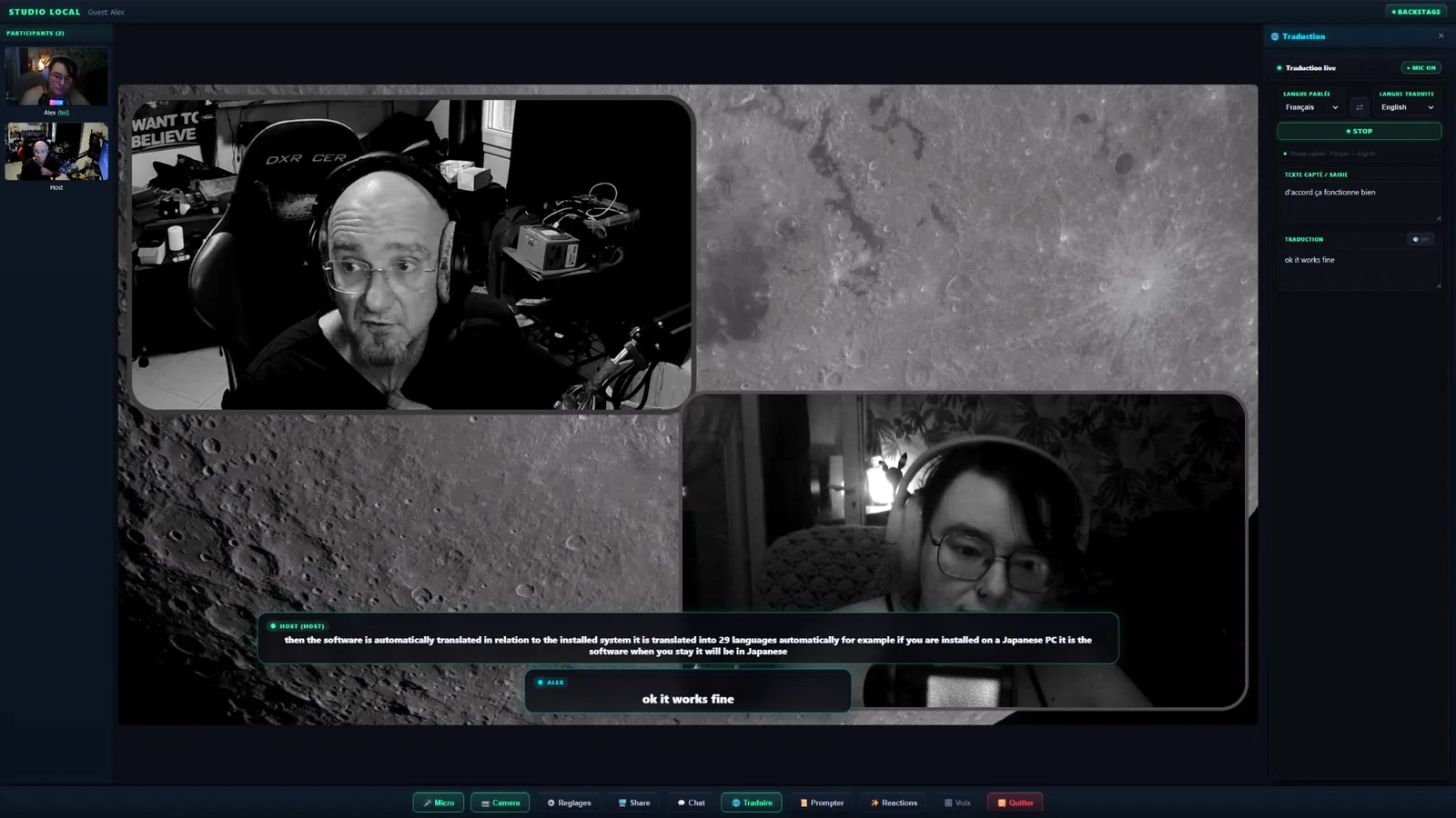 Traduction live active côté invité : micro on, texte capté en français, traduction en anglais, et sous-titres affichés sur la scène pour le host et pour l’invité