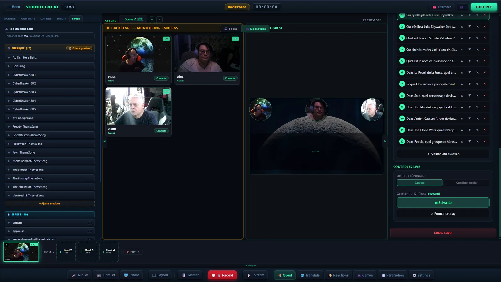Vue Backstage de la regie : les cameras du host et des deux invites en vignettes de controle, chacune marquee Connecte, avant tout passage a l’antenne